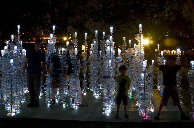 Le labyrinthe recyclé la nuit. Photo: André Paquin, 2015.